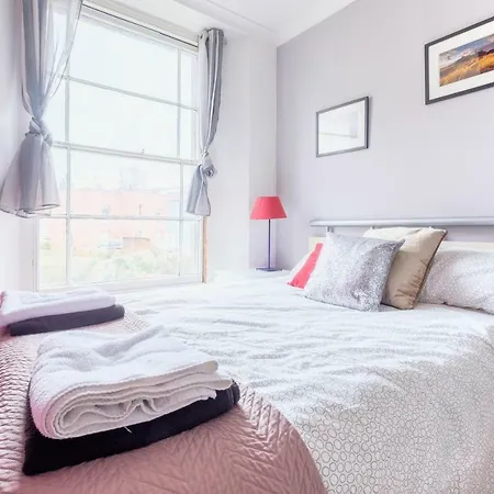 Redland Retreat, Fast Wi-fi, Sleeps 4 Apartment *